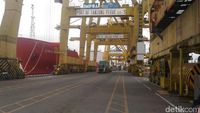 Container Crane di Pelabuhan Tanjung Perak