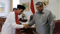 Jokowi masih menjadi Gubernur DKI Jakarta pada 2013. Dia dipanggil oleh SBY yang masih menjabat sebagai Presiden RI ke Istana. Pertemuan berlangsung selama 1,5 jam dan membahas berbagai hal mulai dari Pemilu 2014, penanganan macet, dan penanggulangan banjir. Foto: dok. detikcom