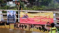 AHY saat melintas di atas kali Ciliwung.
