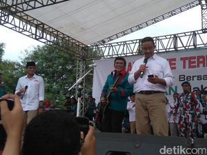 Tutup Kampanye di Cibubur, Anies-Sandi Nyanyikan Terajana