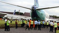 Petugas berusaha mengevakuasi pesawat yang mengangkut 115 penumpang tersebut. Pool/Pentak Lanud Adisutjipto.