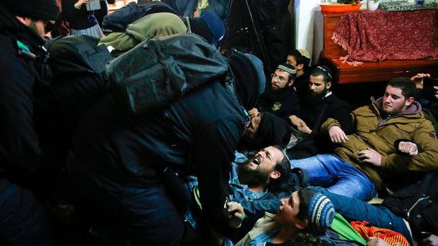 Warga menolak untuk dievakuasi dari rumah mereka di Amona