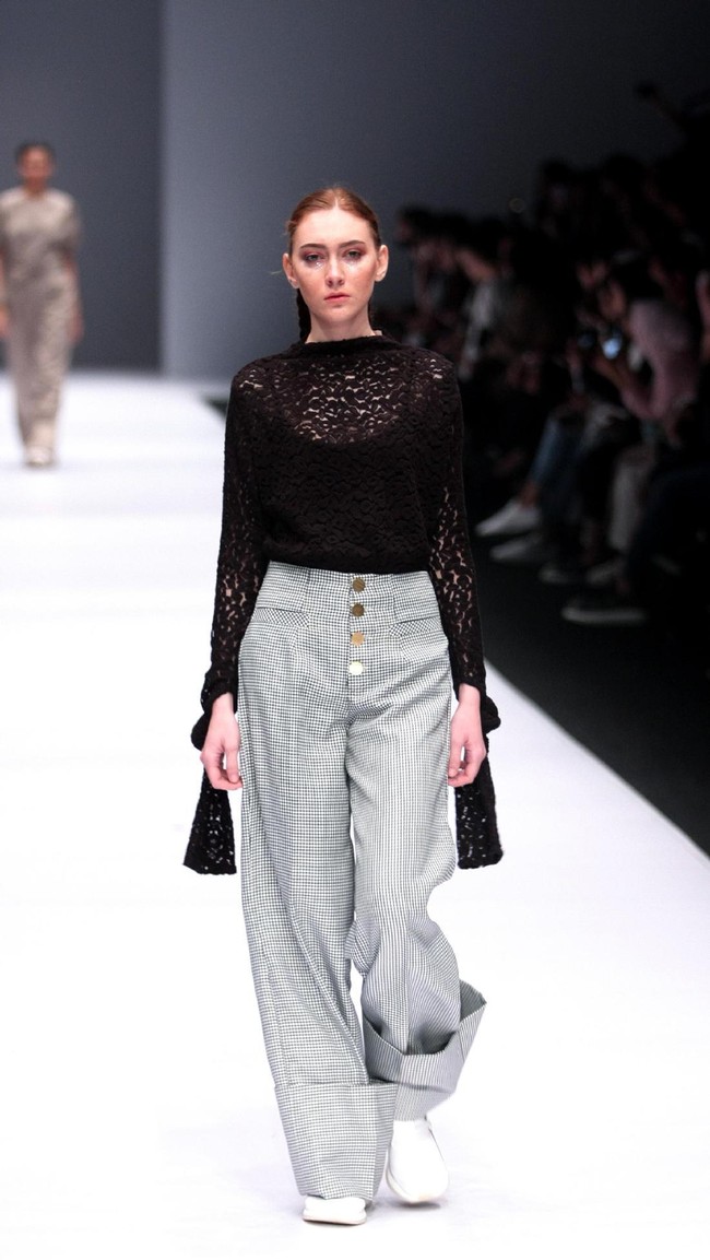 Koleksi IKYK for Korean Cultural mengusung tema Urban di Jakarta Fashion Week 2017. Senayan City. Jakarta. [Foto: Mohammad Abduh/Wolipop]