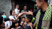 Beberapa murid sekolah terlihat menyapa AHY saat berkampanye di kawasan Jalan Kenari.