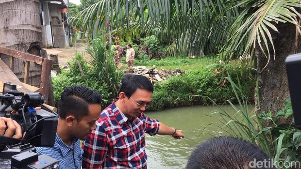 Ahok blusukan di Ciracas / 