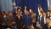 Jauh sebelum menghadiri Rapimnas Demokrat, Jokowi juga menghadiri Kongres Demokrat pada 2015 lalu. Saat datang, Jokowi didampingi SBY. (Foto: dok. detikcom)