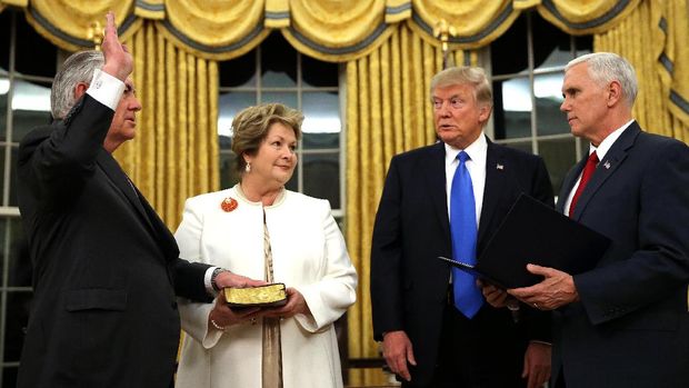 Rex Tillerson saat dilantik di Gedung Putih