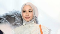 Aktris berusia 28 tahun itu terlihat cantik dengan busana dan hijab berwarna putih-silver. Pool/Noel/detikFoto.