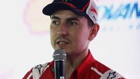 Lorenzo sudah pernah ke Indonesia tapi bersama Yamaha yang punya nuansa biru. Ini yang pertama dengan Ducati.