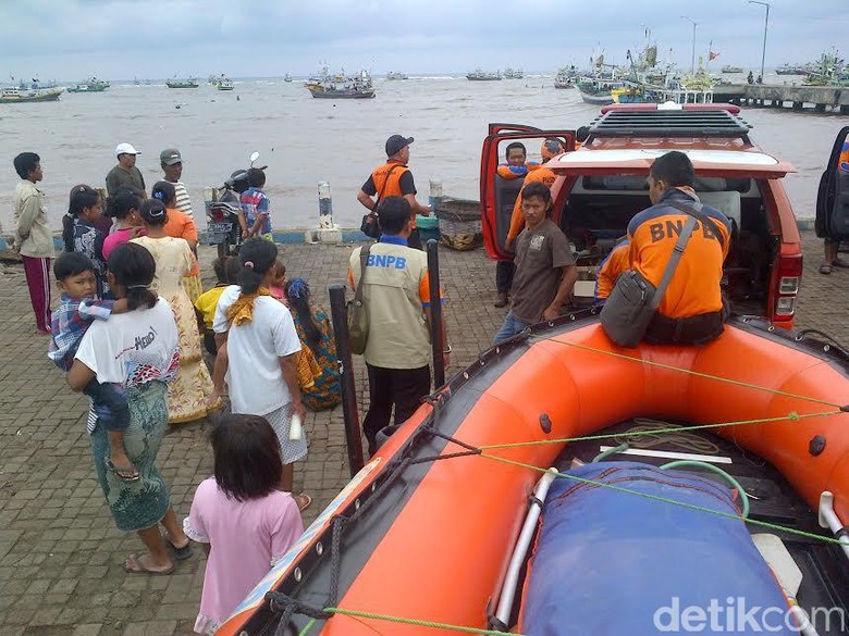 Kapal Motor Tenggelam, Satu ABK Hilang dan 14 Selamat Kapal Motor Tenggelam, Satu ABK Hilang dan 14 Selamat