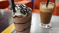 Segelas ice cappuccino yang terbuat dari tiga jenis kopi Indonesia (toraja, flores dan papua) serta ice chocolate Nutella yang manis dingin enak jadi teman bersantai.