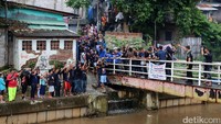 Disana, ia nampak disambut meriah warga.