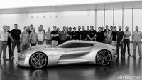 Desainer tim Renault berpose dengan Trezor. Foto: Renault