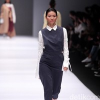 Koleksi IKYK for Korean Cultural mengusung tema Urban di Jakarta Fashion Week 2017. Senayan City. Jakarta. [Foto: Mohammad Abduh/Wolipop]