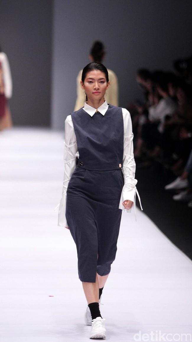Koleksi IKYK for Korean Cultural mengusung tema Urban di Jakarta Fashion Week 2017. Senayan City. Jakarta. [Foto: Mohammad Abduh/Wolipop]