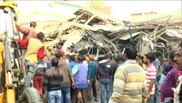 Beberapa petugas dibantu warga nampak mengevakuasi korban. Belum diketahui pasti penyebab runtuhnya gedung. ANI/via Reuters.