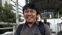 Eks Dirut Citilink itu keluar sekitar pukul 14.00 WIB, Kamis (2/2/2017). Albert terus berjalan cepat menembus hujan yang cukup deras mengguyur di kawasan sekitar KPK. Albert pun menuju ke jembatan penyeberangan orang (JPO) di depan KPK dan irit bicara ketika ditanya wartawan.