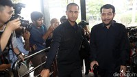 Patrialis ditangkap dalam operasi tangkap tangan, Rabu (25/1). Patrialis ditetapkan sebagai tersangka setelah diduga menerima suap sebesar USD 20.000 dan SGD 200.000 atau senilai Rp 2,15 miliar.