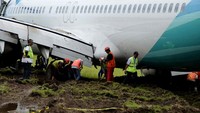 Petugas berusaha mengevakuasi pesawat Garuda Indonesia yang tergelincir di Bandara Adisutjipto, Kamis (2/2/2017). Pool/Pentak Lanud Adisutjipto.