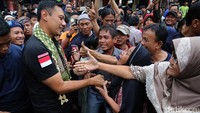 Agus langsung menyapa sejumlah warga dengan bersalaman.
