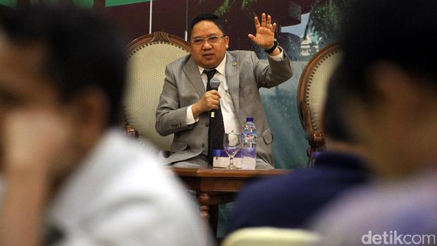 Anggota Komisi I DPR RI Fraksi PDIP Masinton Pasaribu (kiri) menjadi narasumber bersama Anggota Komisi I DPR Fraksi PPP Syaifullah Tamliha (kanan), dan Pengamat Intelijen Wawan Purwanto dalam dialektika demokrasi di Komplek Parlemen Senayan, Kamis (2/2/2017). Diskusi tersebut membahas 