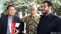 Tak lama kedatangan Bagir Manan, Asad Said Ali datang dan disusul dengan kedatangan Wakil Ketua MK Anwar Usman.