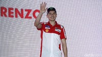 Pebalap yang akan berpasangan dengan Andrea Dovizioso di Tim Ducati itu melambaikan tangan untuk menyapa penggemar.