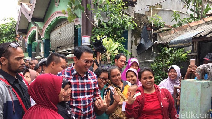 Blusukan di Ciracas, Ahok Janji Tak Gusur Rumah Warga