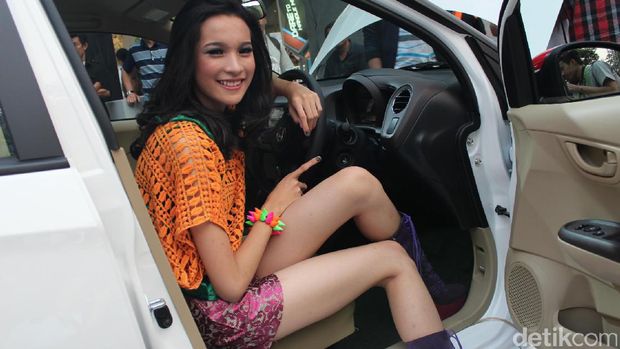 Model berpose dengan Honda Brio 