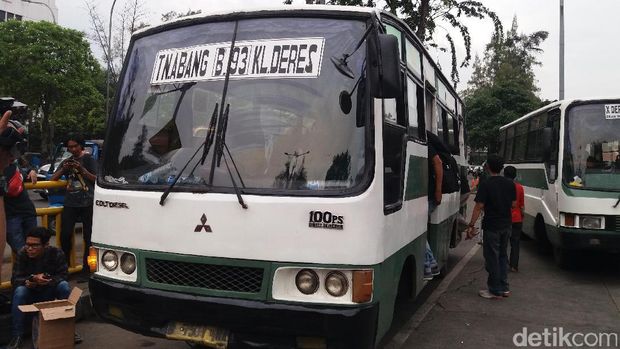 Penumpang Protes Bus Antar Provinsi Tidak Masuk Terminal Grogol