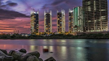 Ketertarikan memotret Jakarta di waktu petang dan malam tidak terlepas dari statusnya sebagai penduduk ibukota. Foto: Purwati Puji Lestari