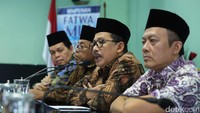 Wakil Ketum MUI Zainut Tauhid Saadi dan sejumlah petinggi MUI menggelar konferensi pers di Gedung MUI, Jakarta, Kamis (2/2/2017).