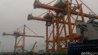 Container Crane di Pelabuhan Tanjung Perak