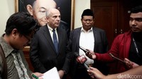Joseph R Donovan memberikan keterangan kepada wartawan.