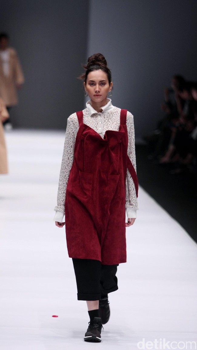 Koleksi IKYK for Korean Cultural mengusung tema Urban di Jakarta Fashion Week 2017. Senayan City. Jakarta. [Foto: Mohammad Abduh/Wolipop]