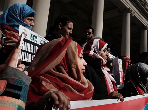 World Hijab Day, Wanita AS Pakai Hijab Gambar Bendera Amerika di New York