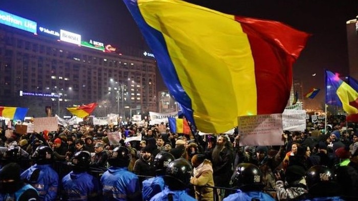 Warga Rumania Protes, Tolak Pembebasan Pejabat Korup dari Bui