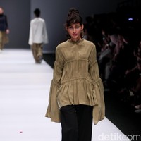 Koleksi IKYK for Korean Cultural mengusung tema Urban di Jakarta Fashion Week 2017. Senayan City. Jakarta. [Foto: Mohammad Abduh/Wolipop]