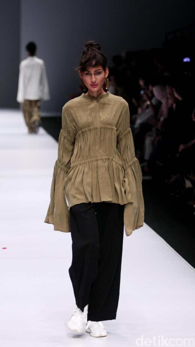 Koleksi IKYK for Korean Cultural mengusung tema Urban di Jakarta Fashion Week 2017. Senayan City. Jakarta. [Foto: Mohammad Abduh/Wolipop]