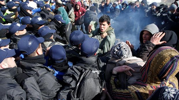 Warga menolak untuk dievakuasi dari rumah mereka di Amona