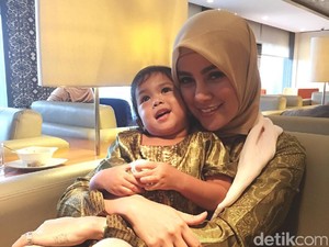 Cantiknya Olla Ramlan Tampil dengan Jilbab untuk Umrah