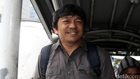 Mantan VP Treasury Management PT Garuda Indonesia, Albet Burhan, berjalan cepat usai menjalani pemeriksaan di KPK. Albert diperiksa terkait kasus suap yang menjerat mantan Direktur Utama (Dirut) PT Garuda Indonesia, Emirsyah Satar.