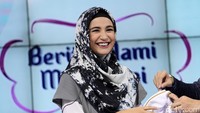 Shireen tampak semringah kala jeda iklan. Hanif Hawari/detikHOT