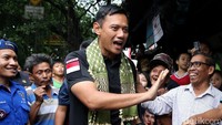Tiba di lokasi, AHY menyapa pedagang di Jalan Kenari, Jakarta Pusat, Kamis (2/2/2017).