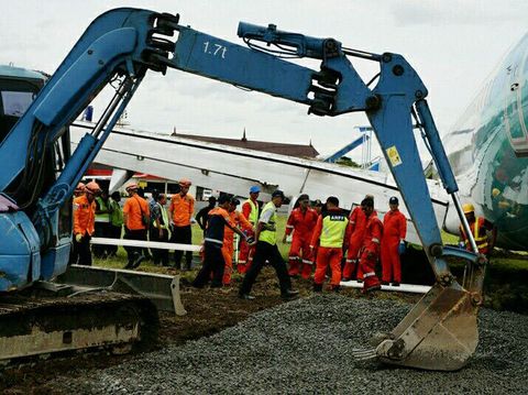 Penampakan Proses Evakuasi Pesawat yang Tergelincir di Bandara Yogya