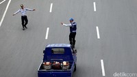 Tak hanya itu, mobil barang juga ikut diperiksa petugas razia gabungan.
