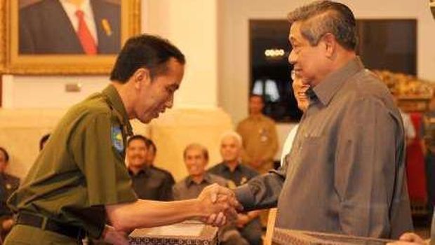Jokowi berjabatan tangan dengan SBY saat penerimaan DIPA 2013.