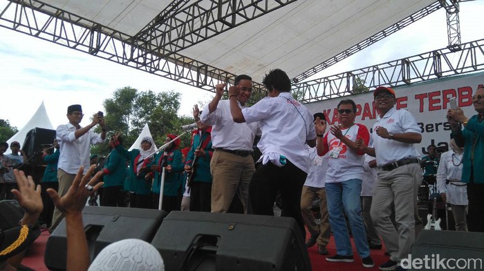 Saat Anies dan Sandiaga Joget Dangdut di Konser Rhoma Irama