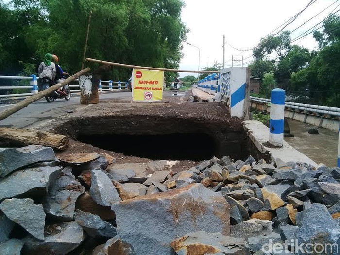 Jembatan Penghubung Antar Kecamatan Berlubang akibat Banjir