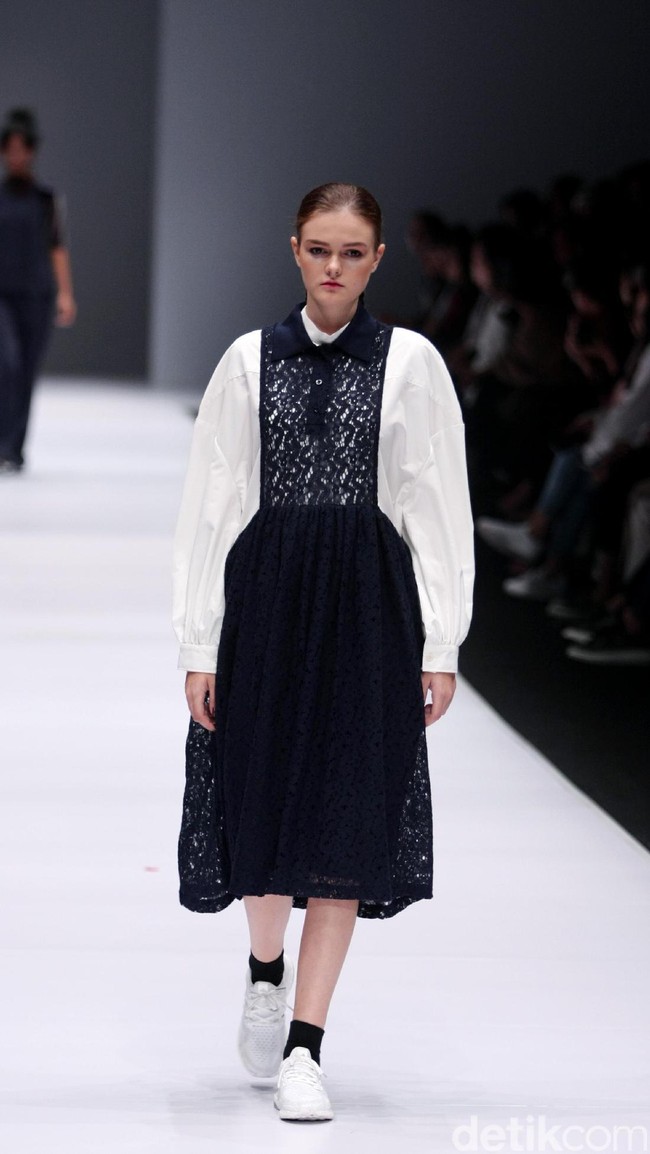 Koleksi IKYK for Korean Cultural mengusung tema Urban di Jakarta Fashion Week 2017. Senayan City. Jakarta. [Foto: Mohammad Abduh/Wolipop]